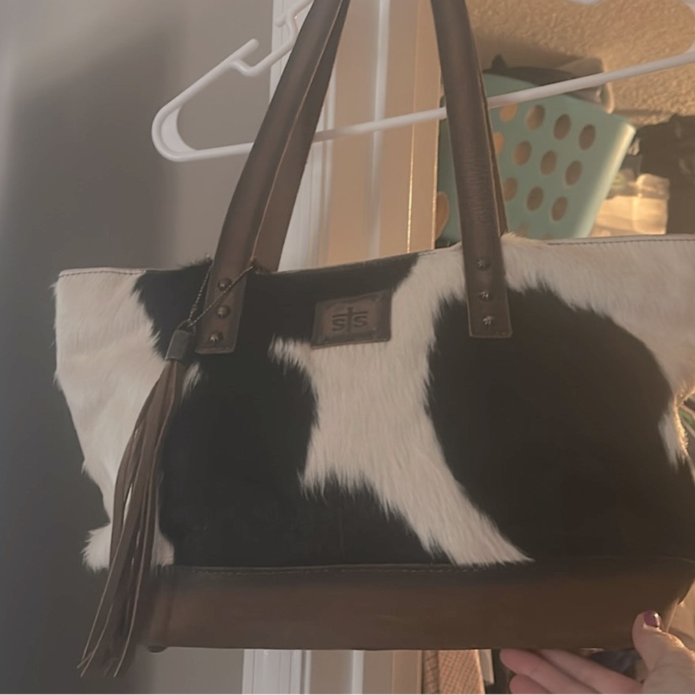Like New STS ranch ware cowhide bag in beautiful cowhide and leather